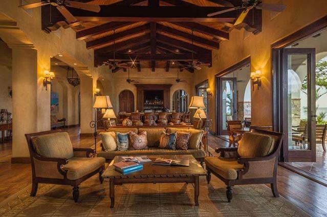 Bar del restaurante La Finca y el Mar con vigas de madera y luz cálida