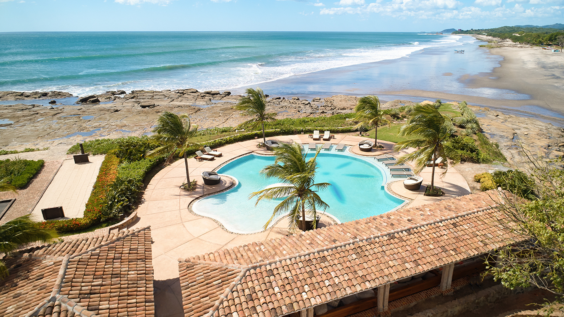 Terraza de la piscina de The Inn frente al mar en Rancho Santana