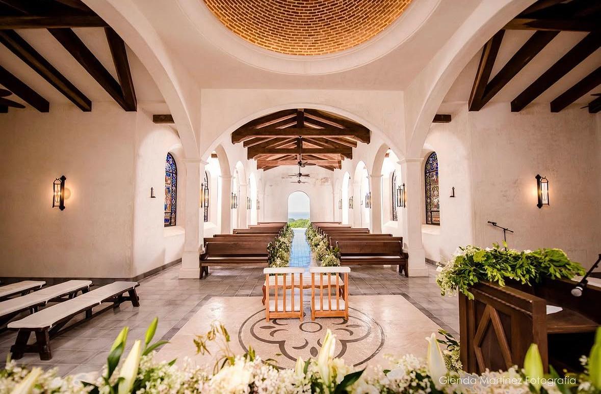 Interior de la Capilla Santa Ana con vista al mar